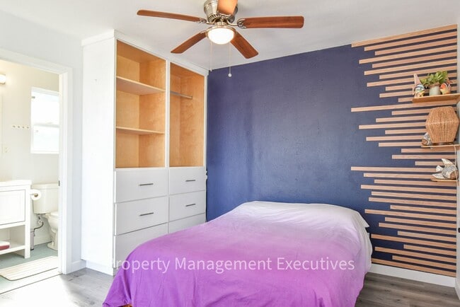 Building Photo - Adorable Studio with an Ocean View