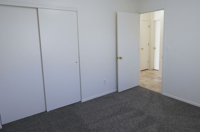 Building Photo - Inviting 3+2 split Floor plan!