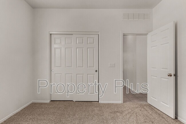 Building Photo - 4211 N 153rd Dr