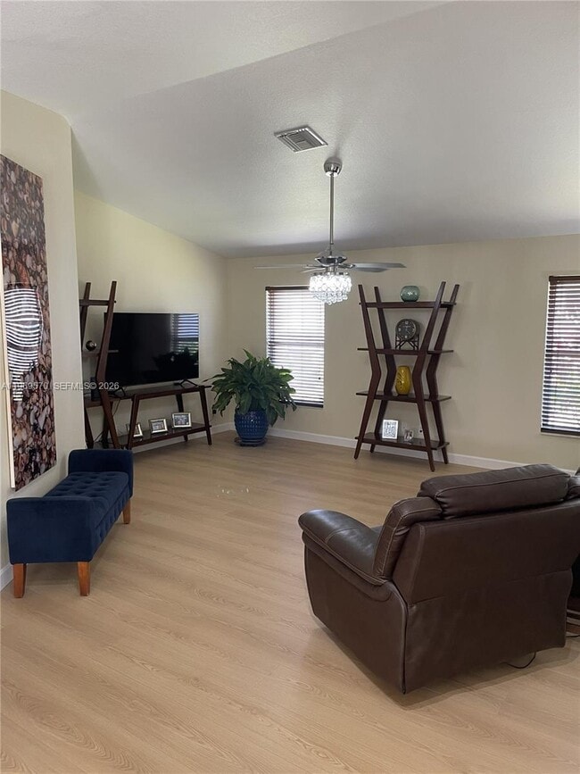 Building Photo - 1402 SE 1st Terrace