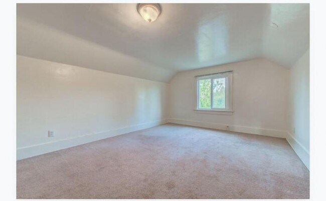 Building Photo - 8 bedroom in Seattle WA 98105