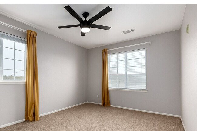 Building Photo - Bright, Spacious & Move-In Ready Penthouse Living in Littleton!  Available Now