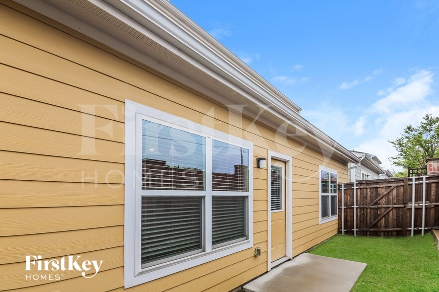 Building Photo - 607 Ava Trl