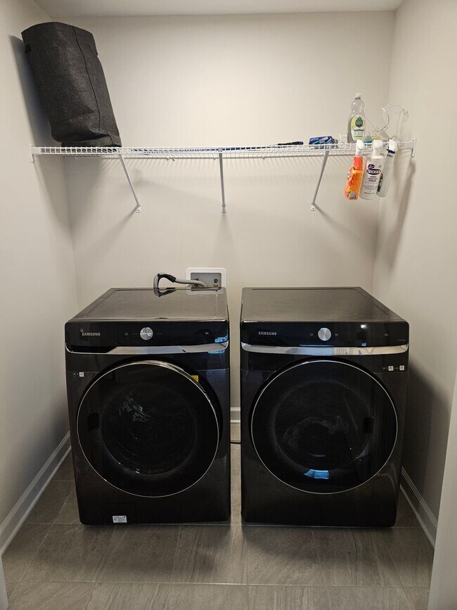 Building Photo - 106 Fox Cv Xing