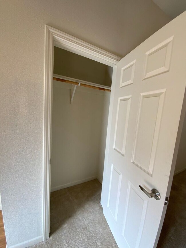 Building Photo - Spacious 2BD/2BA Apartment With Private Ba...