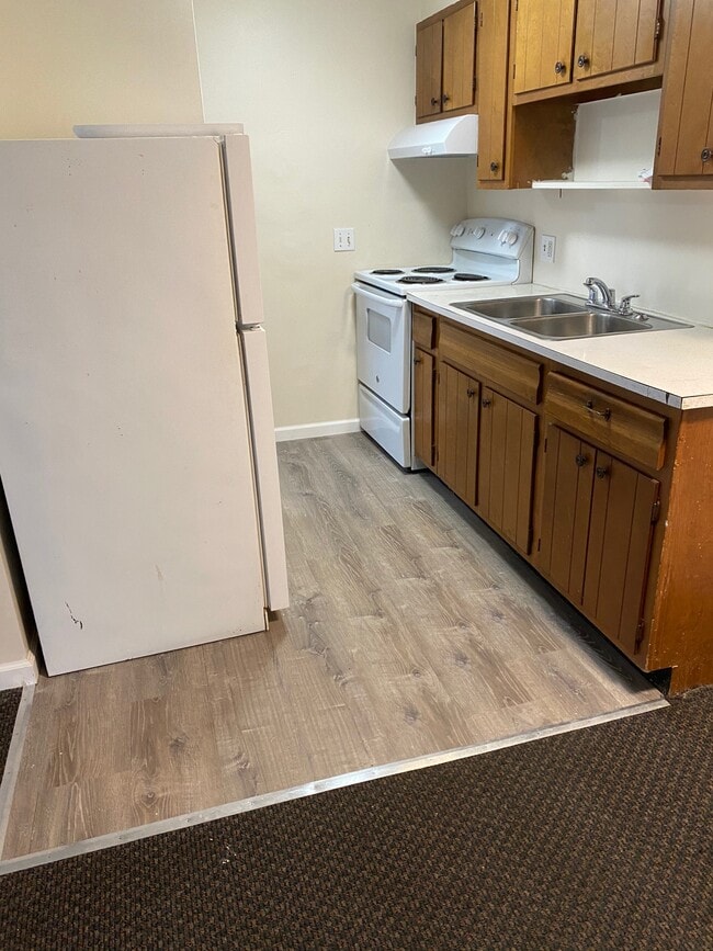 kitchen area on 2nd floor - 226 Vine Ave