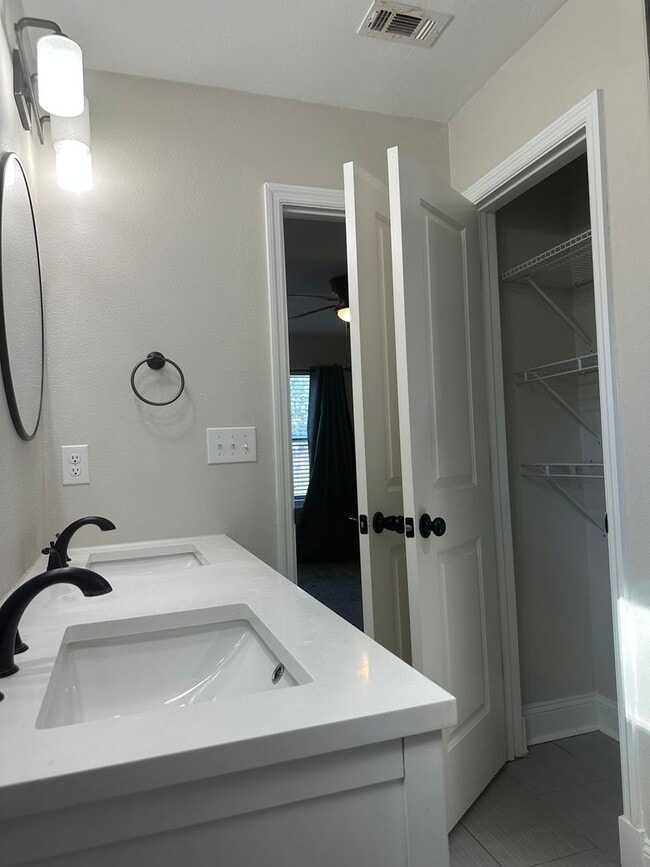 Building Photo - 3 Bedroom with extra Office Space AVAILABLE NOW!