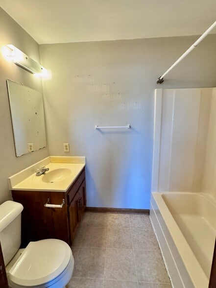 bathroom 2 - 5552 Lynbrook Lndg