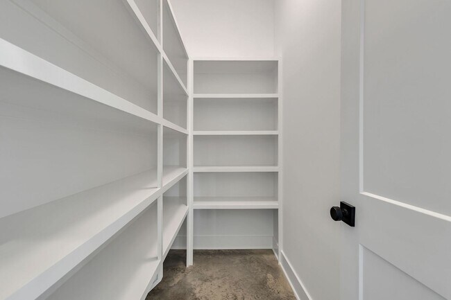 Building Photo - 5917 Robertson Ave