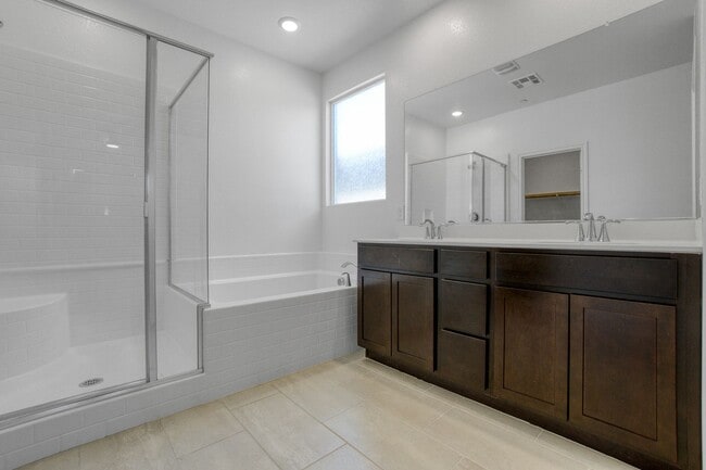 Building Photo - MULTI-GENERATIONAL New Build Home with En Suite In Skye Canyon!