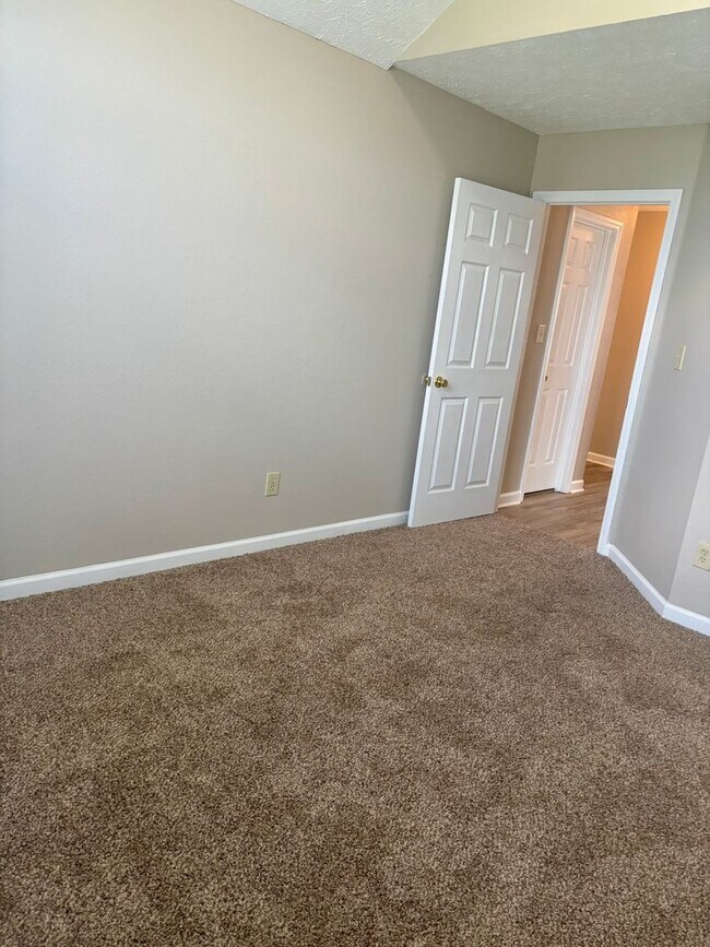 Building Photo - 3 Bedroom 2 Bath House