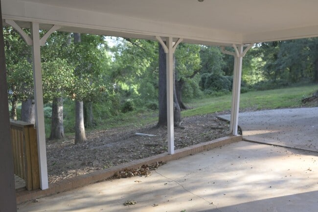 Building Photo - 2BR/2BA Home with Patio & Pet Friendly in ...