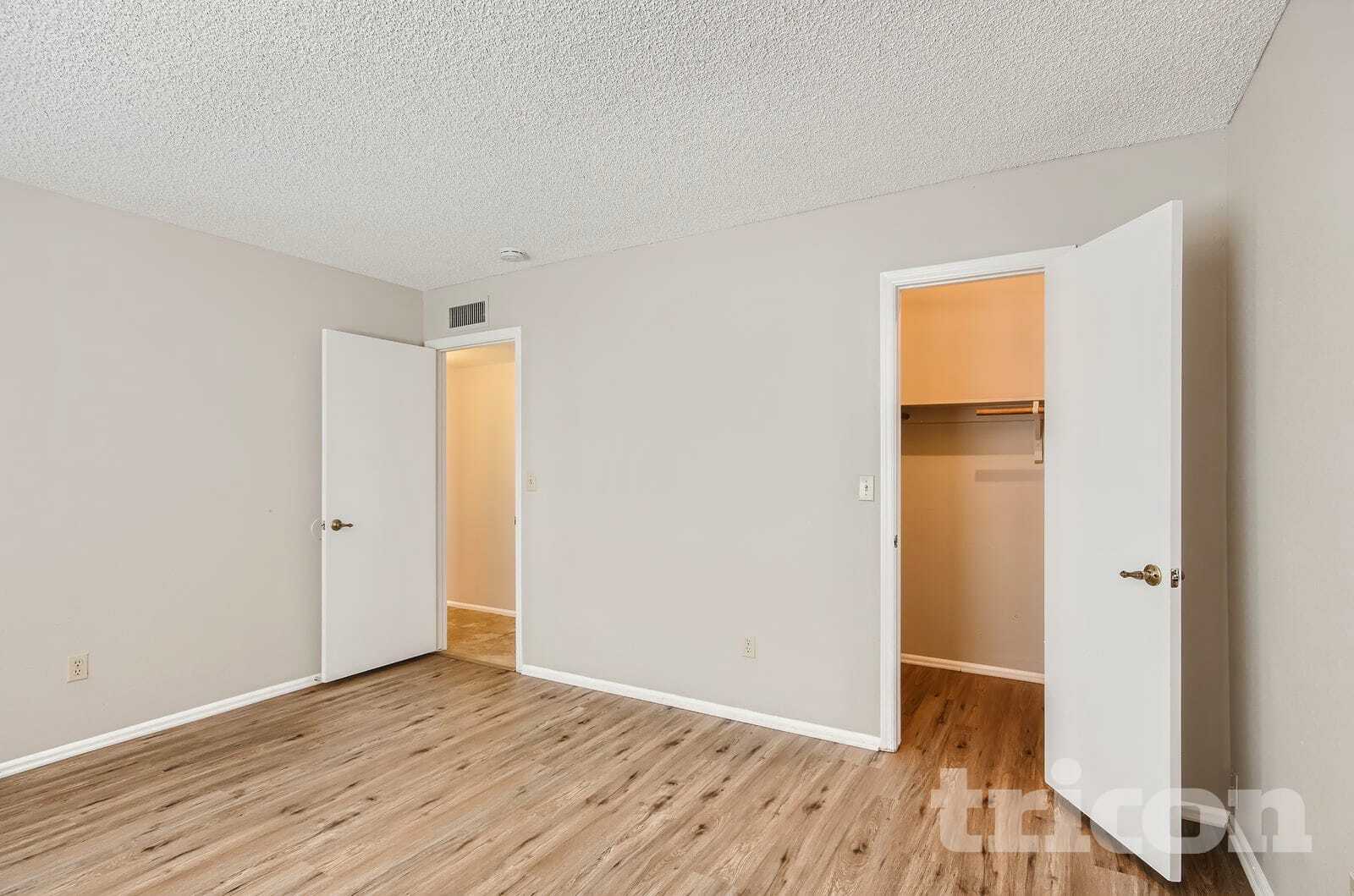 Building Photo - 4201 W Sunnyside Ave