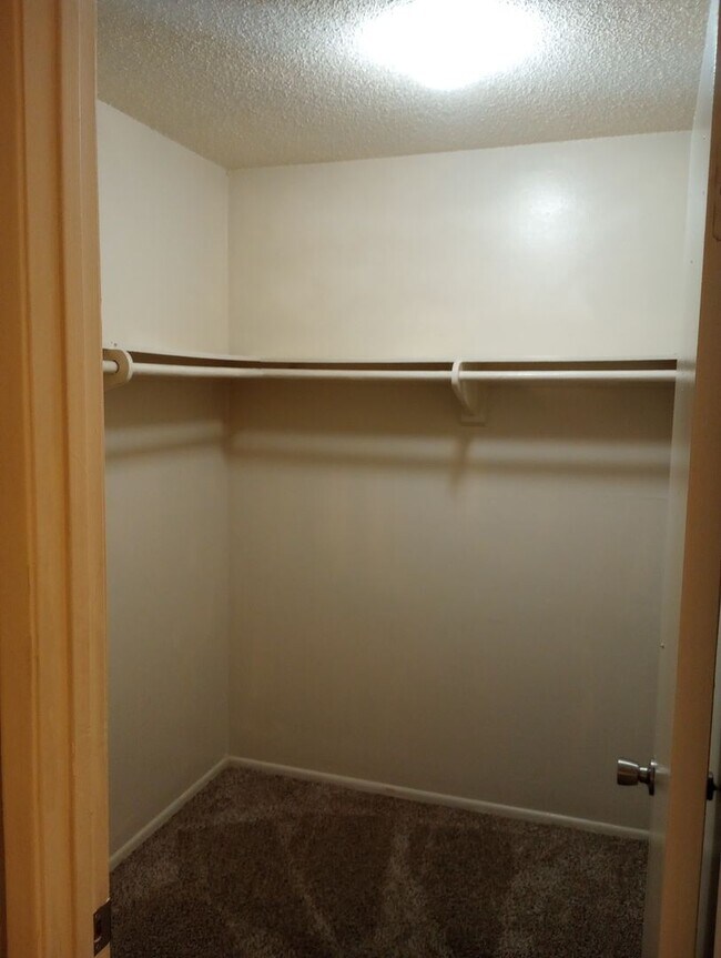 Building Photo - Studio and Bath, 600 sqft with walk in clo...