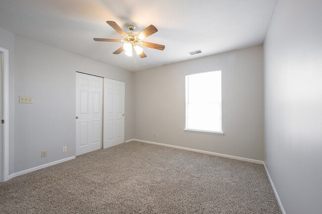 Building Photo - "Spacious 4-Bedroom Retreat with 2.5 Baths...