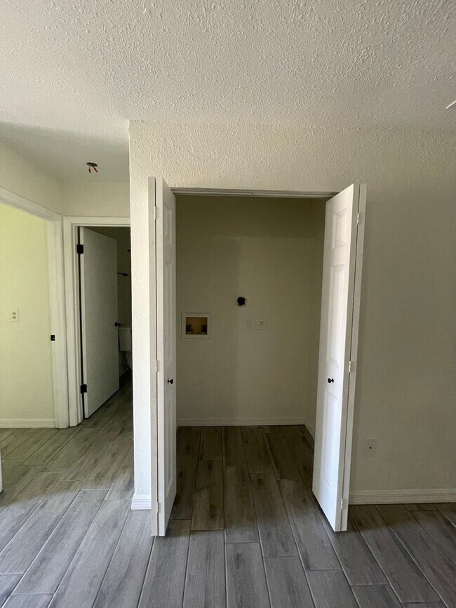 Building Photo - Remodeled 2 Bed 1 Bath Home | Washer/Dryer...