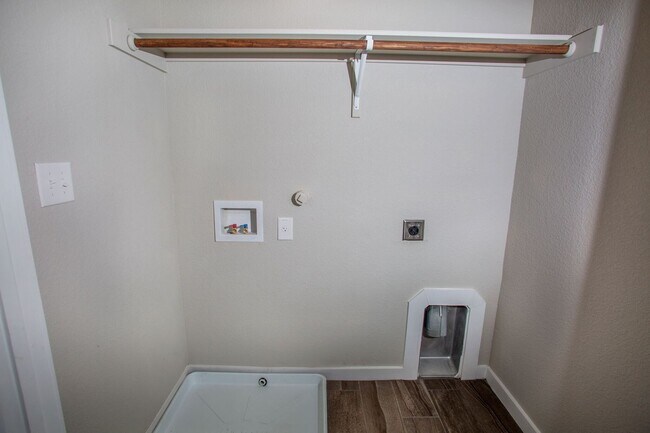 Building Photo - 113 Lakeview Ct