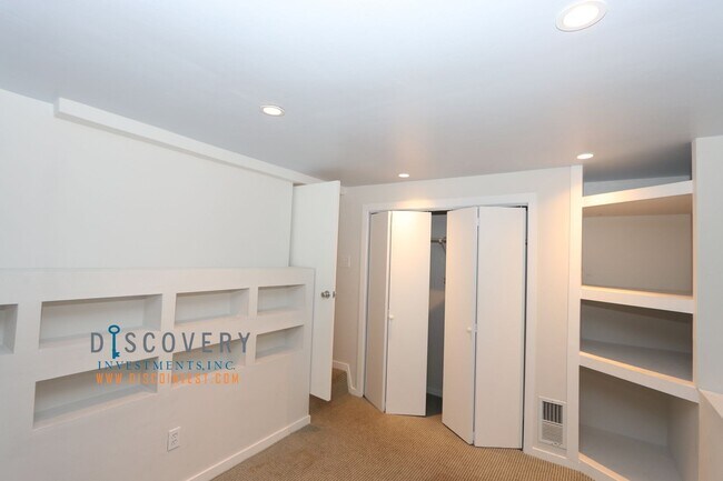 Building Photo - Oakmore Tudor with Large Backyard and Deck