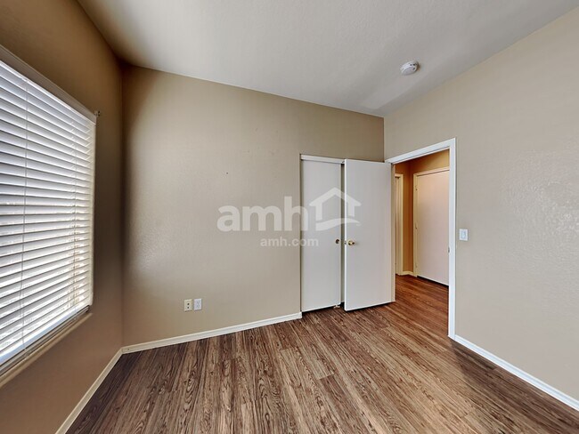 Building Photo - 614 W Mountain View Dr