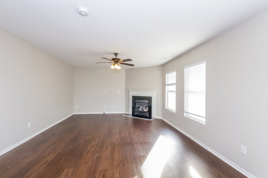 Building Photo - 4710 Larkhaven Village Dr
