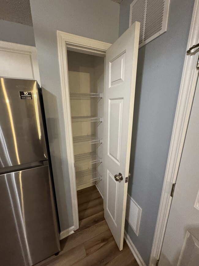 Building Photo - 2595 Thackery Rd