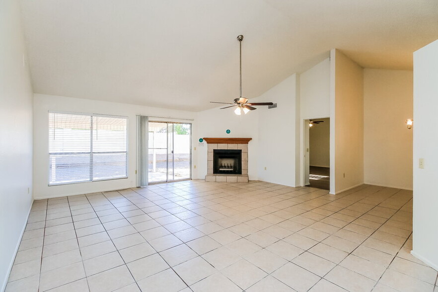 Building Photo - 4837 E Grandview St