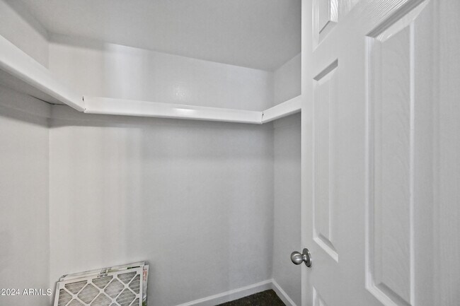 Building Photo - 740 W Elm St