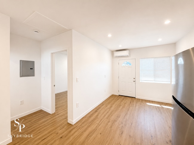 Building Photo - Charming 1-Bedroom ADU with Hardwood Floors – Downey Living at Its Best!