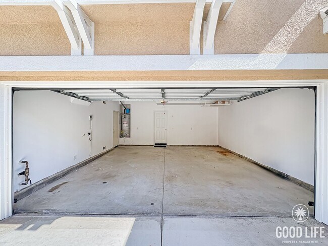 Building Photo - Stylish 4B/3BA Home with Upgraded Kitchen ...