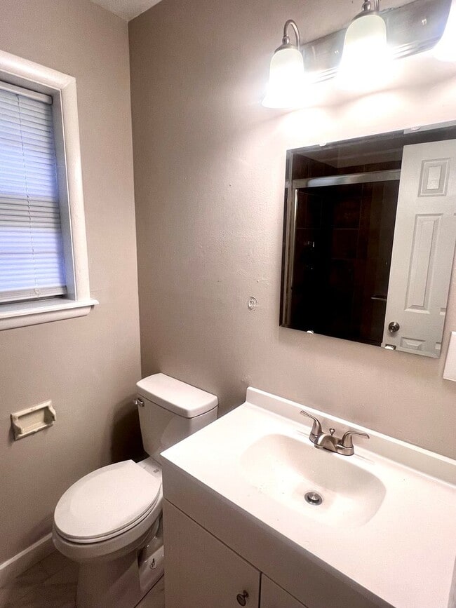 Building Photo - Beautiful 4 Bedroom 2 Bath home