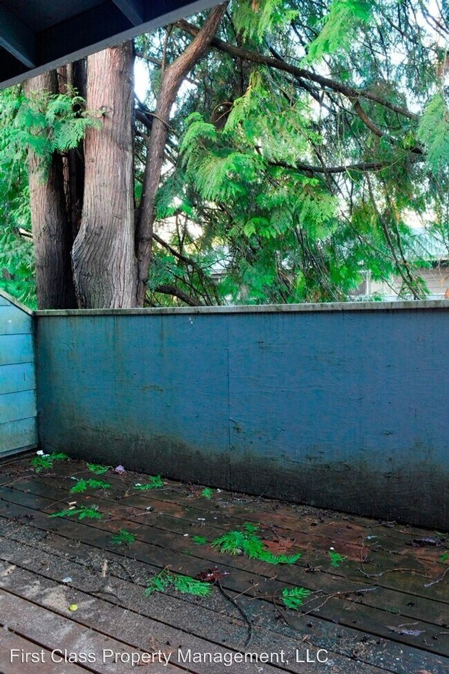 Building Photo - 3855 Lake Grove Ave