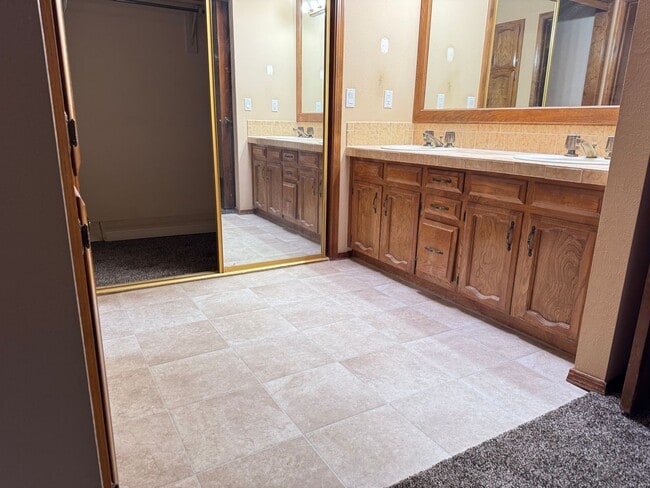 Building Photo - Mid-century Modern Garden Home!