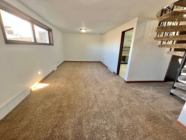 Building Photo - 3 Bed/2 Bath Lakefront Rental Home in Sioux Falls!