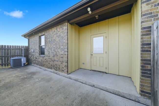 Building Photo - 312 Newcomb Ln