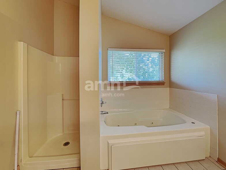 Building Photo - 916 Mazalin Dr