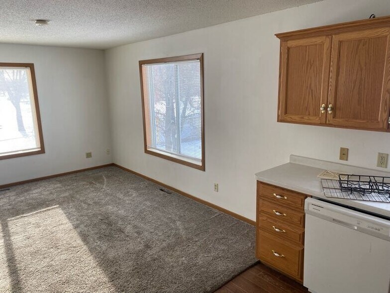 Building Photo - 106 5th Ave S