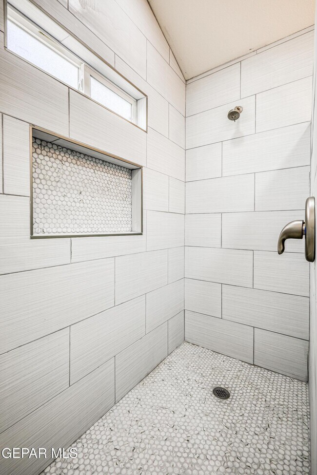 Building Photo - 5733 Saplinas Rd