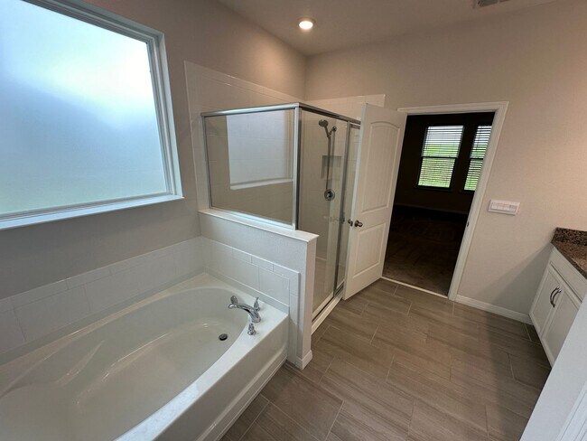 Building Photo - 4 Bedrooms/3 Baths/3 Car Garage House in L...