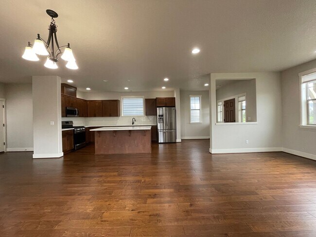 Building Photo - Lovely North Plains 4Bd 2.5Ba Home with Ja...