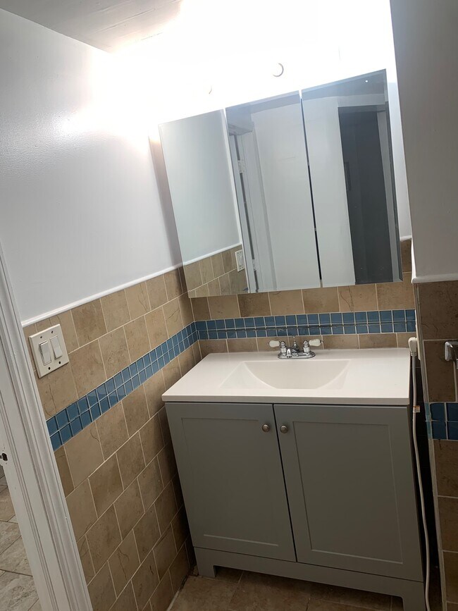 Building Photo - 2 Hollowbrook Plz