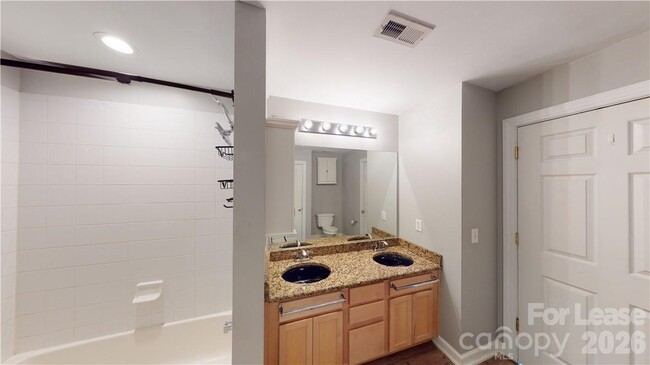 Building Photo - 718 W Trade St