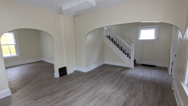 Building Photo - Welcome to this charming 3-bedroom, 1-bathroom home located in the heart of Akron