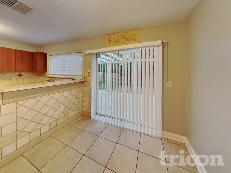 Building Photo - 10221 Summerview Cir