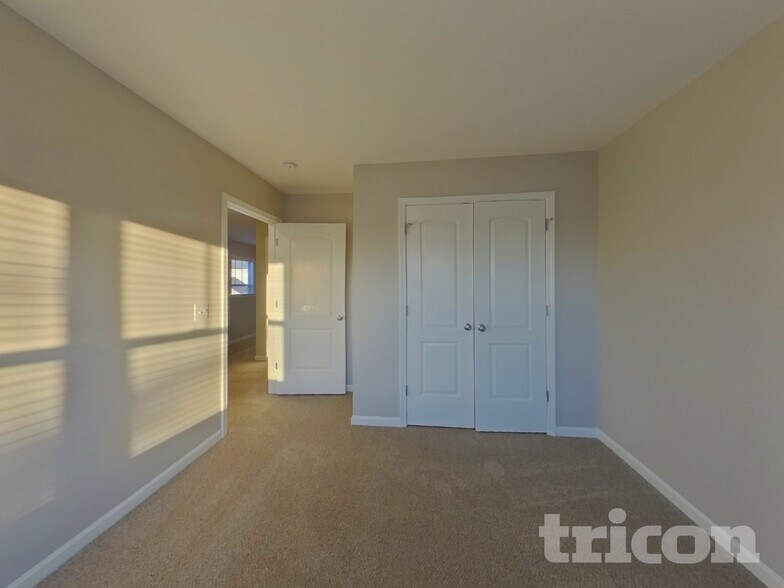 Building Photo - 422 Providence Plantation Cir