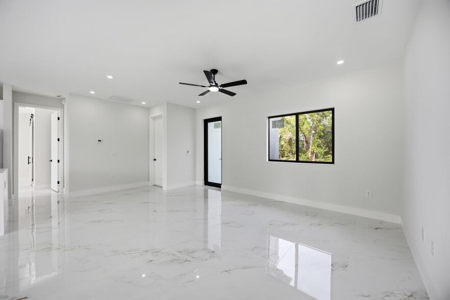 Building Photo - 1299 Barton Ave
