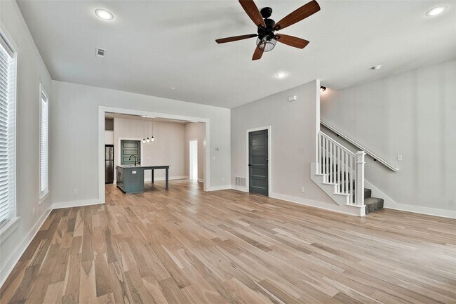 Building Photo - 930 S College Ave