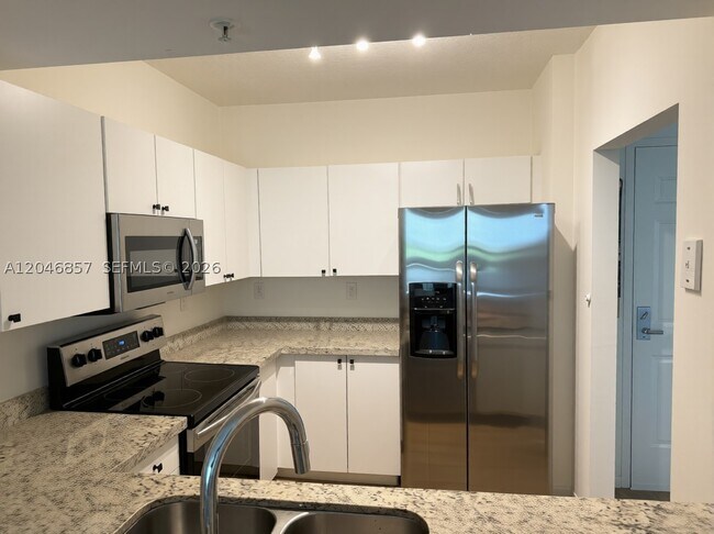 Building Photo - 3020 NE 32nd Ave