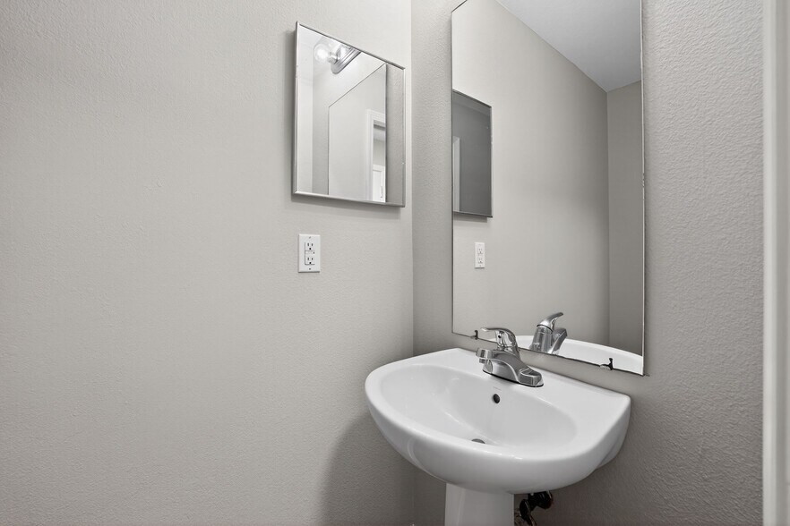 Building Photo - 10629 Shady Preserve Dr