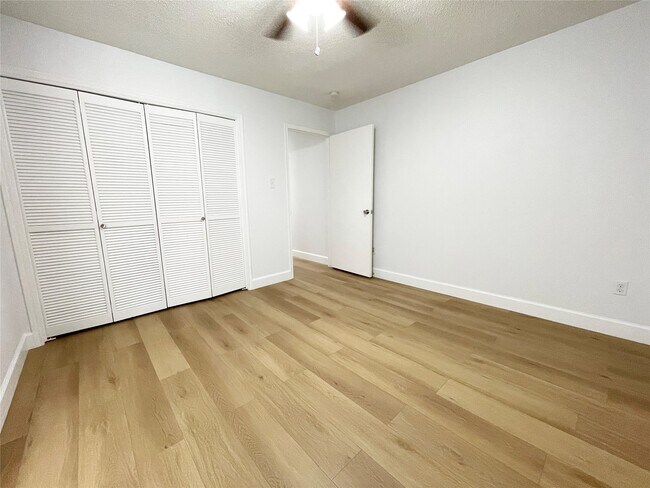 Building Photo - 13716 Hollowgreen Dr