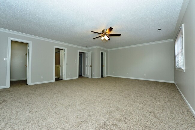 Building Photo - Close to Base, Beach and Downtown!